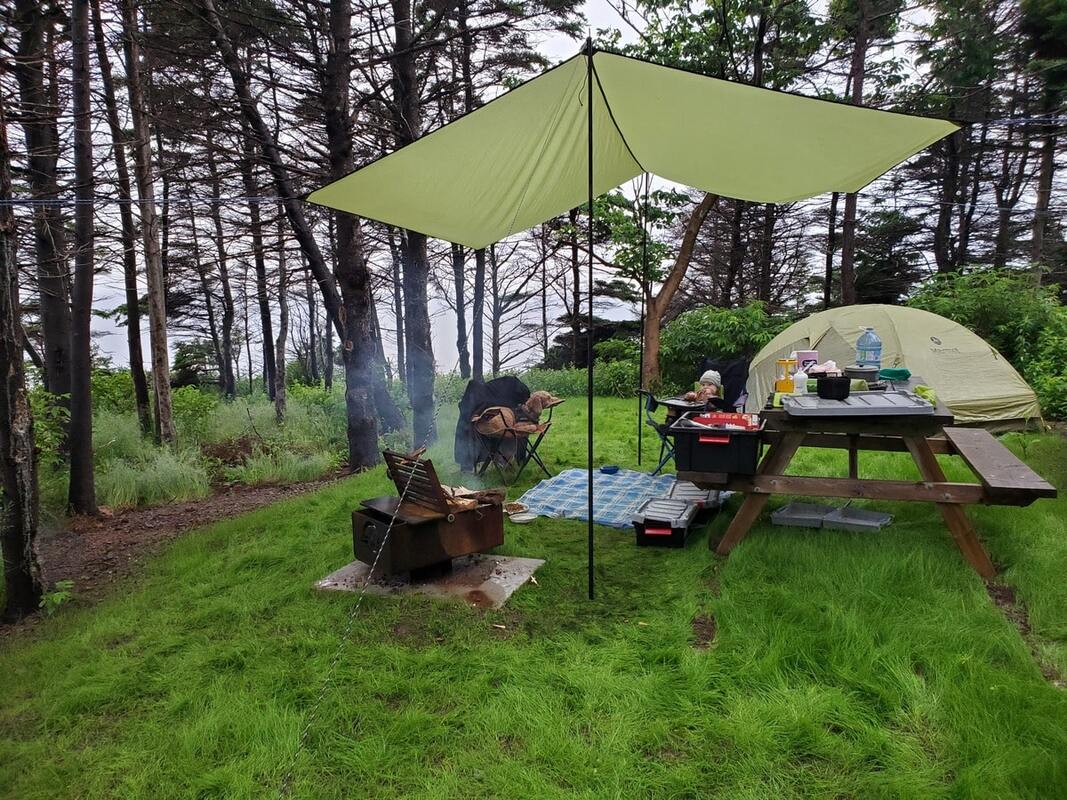 Préparer son abri pour la pluie en camping dans notre article Partir en camping avec bébé : Petit guide pour planifier un séjour en camping avec un bébé #Camping #Bébé #CampingFamille #PartirCamping #CampingAvecBébé