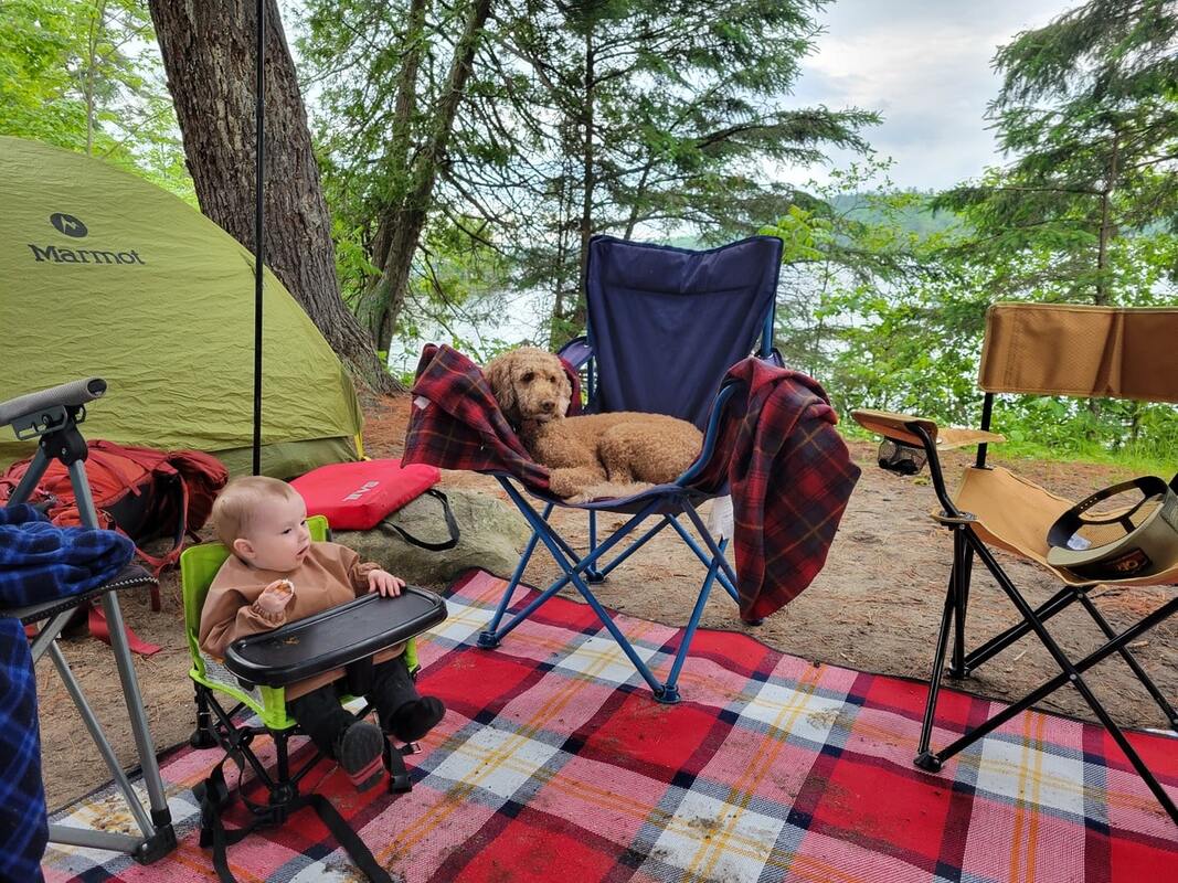 Zone de jeu pour bébé en camping dans notre article Partir en camping avec bébé : Petit guide pour planifier un séjour en camping avec un bébé #Camping #Bébé #CampingFamille #PartirCamping #CampingAvecBébé