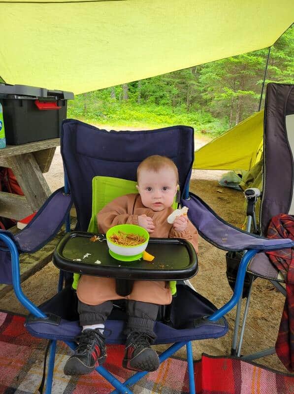 Banc chaise haute pour le bébé en camping dans notre article Partir en camping avec bébé : Petit guide pour planifier un séjour en camping avec un bébé #Camping #Bébé #CampingFamille #PartirCamping #CampingAvecBébé