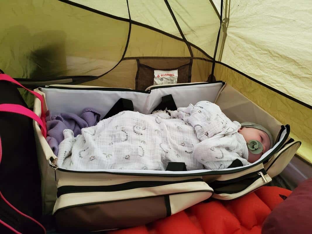 Le dodo du bébé en tente dans notre article Partir en camping avec bébé : Petit guide pour planifier un séjour en camping avec un bébé #Camping #Bébé #CampingFamille #PartirCamping #CampingAvecBébé