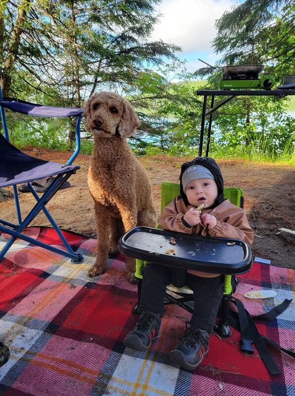 Chaise de camping pour faire manger bébé dans notre article Partir en camping avec bébé : Petit guide pour planifier un séjour en camping avec un bébé #Camping #Bébé #CampingFamille #PartirCamping #CampingAvecBébé