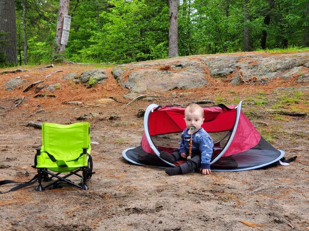 Équipement pour faire du camping avec bébé dans notre article Partir en camping avec bébé : Petit guide pour planifier un séjour en camping avec un bébé #Camping #Bébé #CampingFamille #PartirCamping #CampingAvecBébé