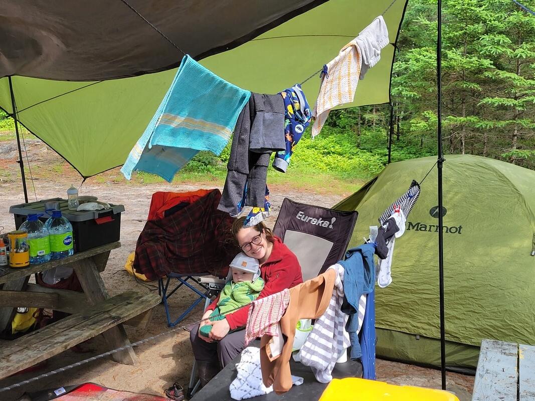 Installation toile contre la pluie en camping avec bébé dans notre article Partir en camping avec bébé : Petit guide pour planifier un séjour en camping avec un bébé #Camping #Bébé #CampingFamille #PartirCamping #CampingAvecBébé