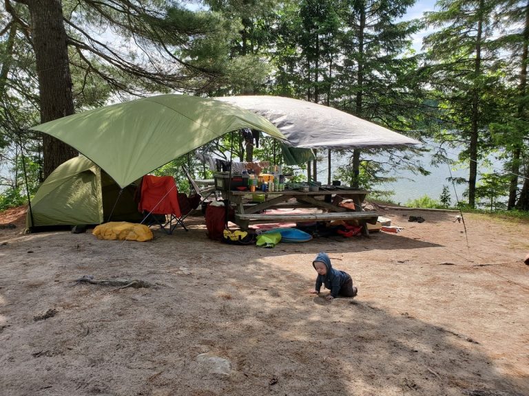 Astuces pour partir en camping avec bébé dans notre article Partir en camping avec bébé : Petit guide pour planifier un séjour en camping avec un bébé #Camping #Bébé #CampingFamille #PartirCamping #CampingAvecBébé
