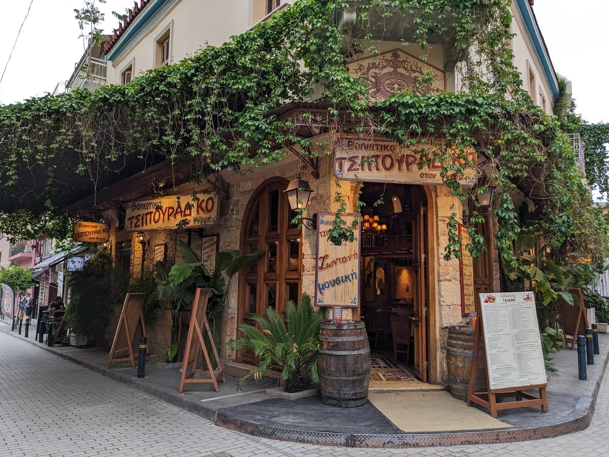 Restaurant Plaka à Athènes dans notre article Visiter Athènes en Grèce : mes 15 incontournables à voir et à faire #Athènes #Grèce #VisiterAthènes #Europe #Voyage
