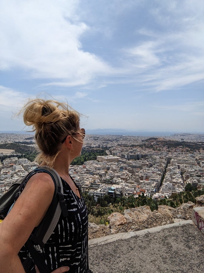 Vue sur Athènes depuis le Mont Lycabette dans notre article Visiter Athènes en Grèce : mes 15 incontournables à voir et à faire #Athènes #Grèce #VisiterAthènes #Europe #Voyage
