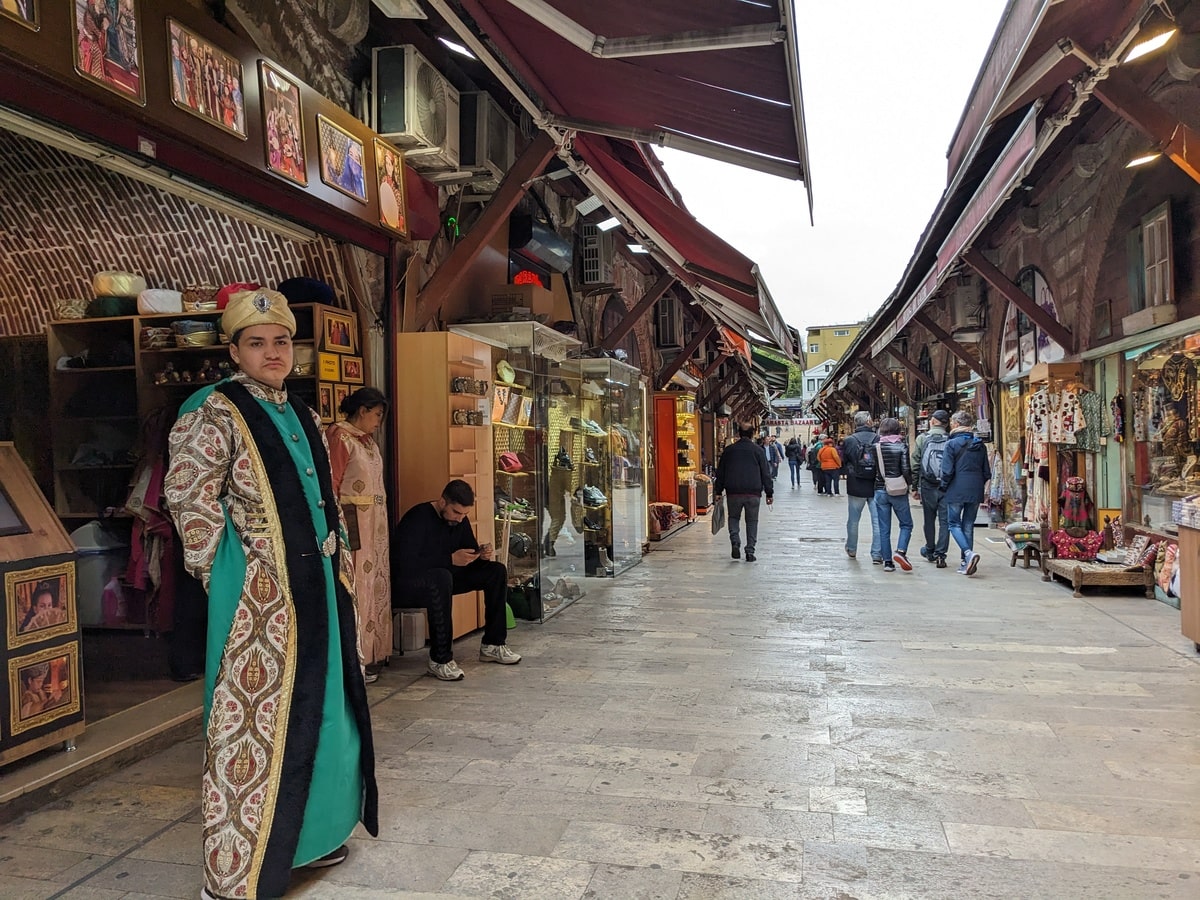 Bazar Arasta d'Istanbul dans notre article Visiter Istanbul en Turquie : Que voir et que faire à Istanbul en 8 incontournables #Istanbul #Turquie #VisiterIstanbul #Voyage #IncontournablesIstanbul 