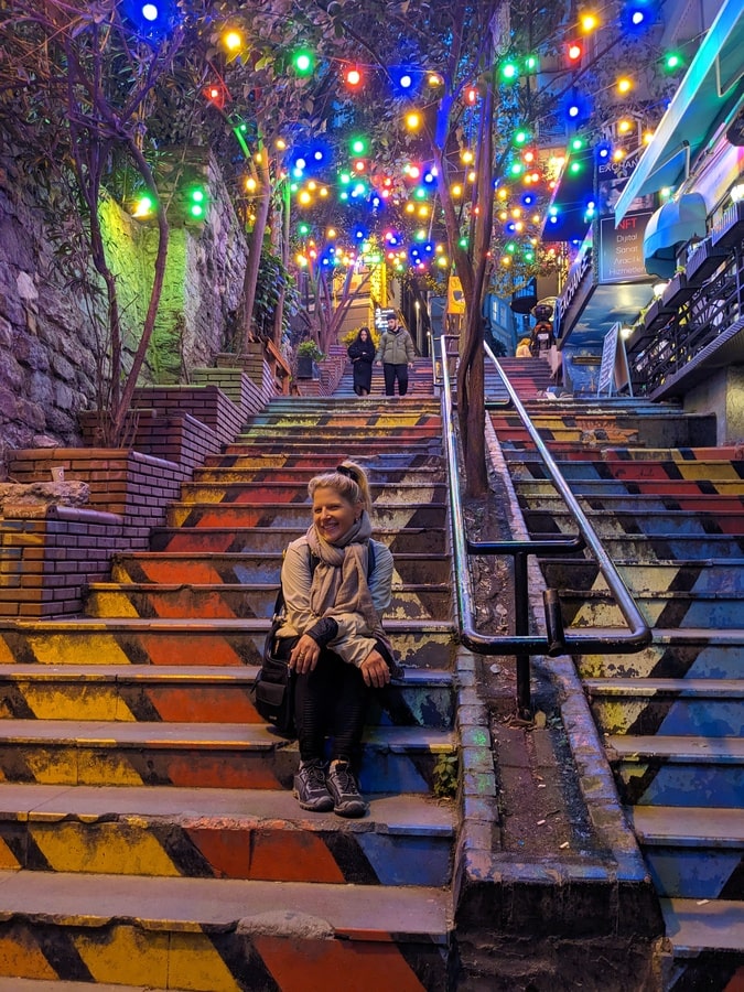 Marches colorées dans Karakoy Istanbul dans notre article Visiter Istanbul en Turquie : Que voir et que faire à Istanbul en 8 incontournables #Istanbul #Turquie #VisiterIstanbul #Voyage #IncontournablesIstanbul