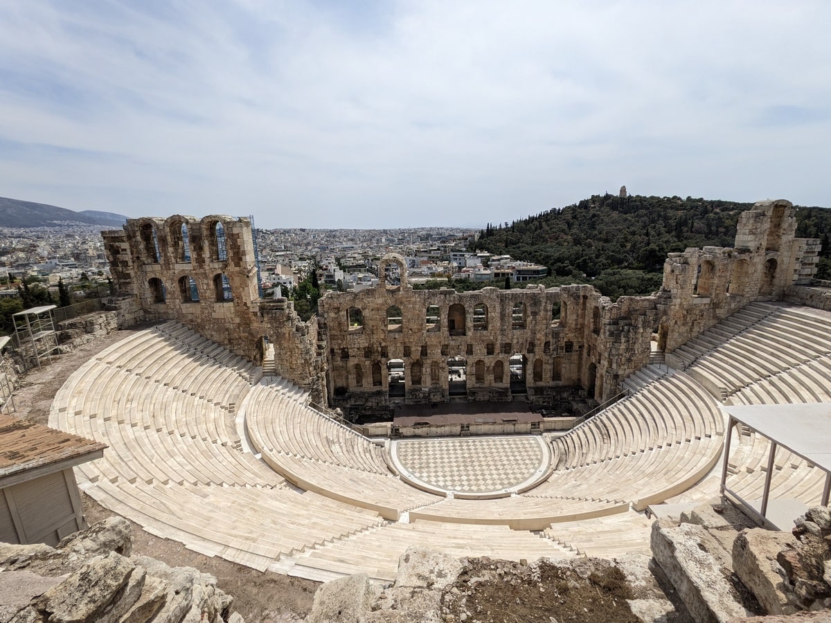 Amphithéâtre d'Hérode Atticus à l'Acropole d'Athènes dans notre article Visiter Athènes en Grèce : mes 15 incontournables à voir et à faire #Athènes #Grèce #VisiterAthènes #Europe #Voyage