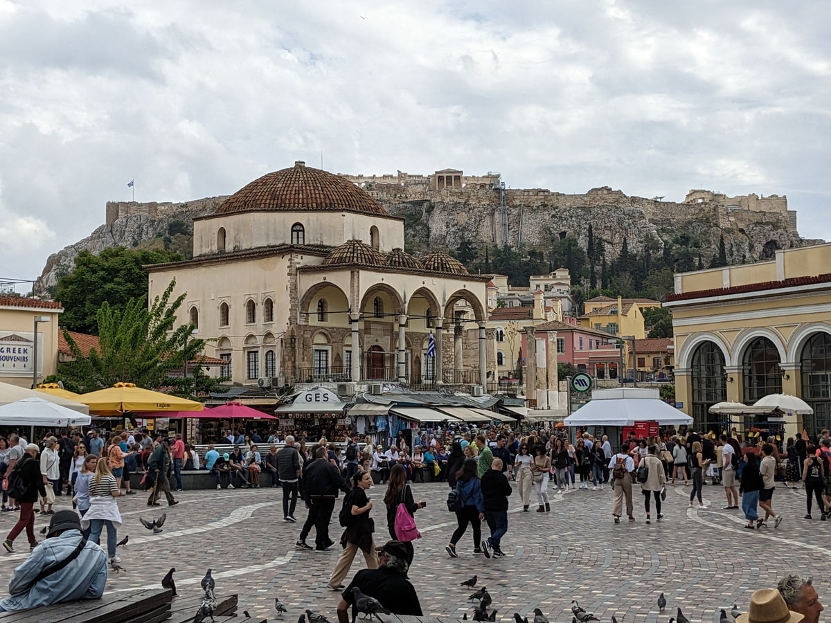 Place Monistiráki à Athènes dans notre article Visiter Athènes en Grèce : mes 15 incontournables à voir et à faire #Athènes #Grèce #VisiterAthènes #Europe #Voyage