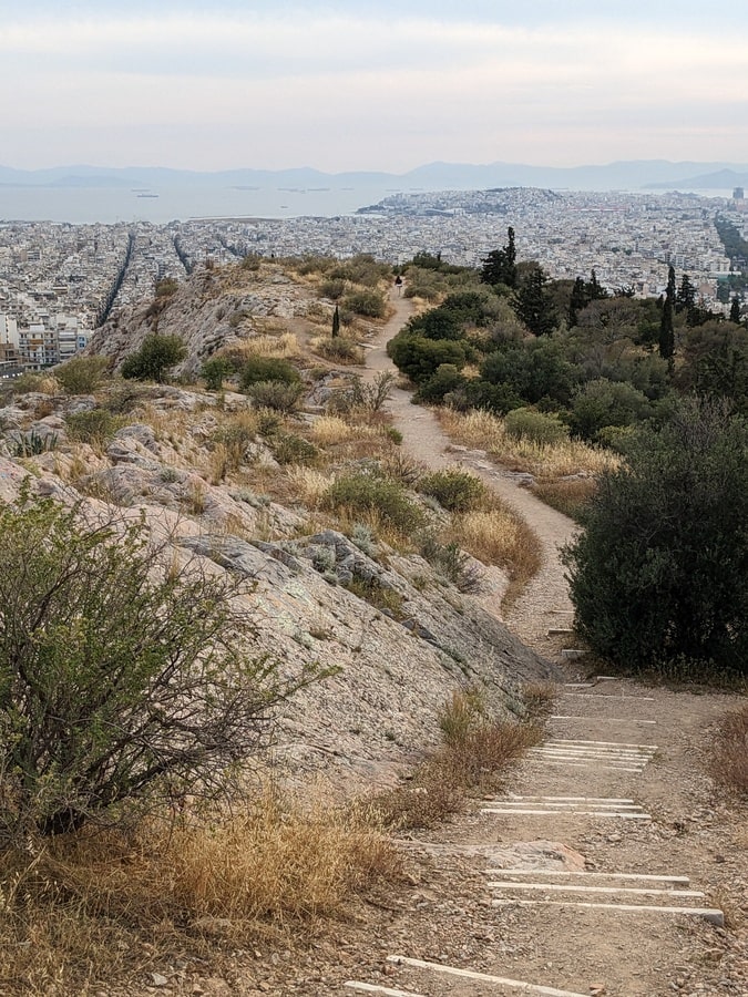 Sentier de la colline de Philopappos à Athènes dans notre article Visiter Athènes en Grèce : mes 15 incontournables à voir et à faire #Athènes #Grèce #VisiterAthènes #Europe #Voyage