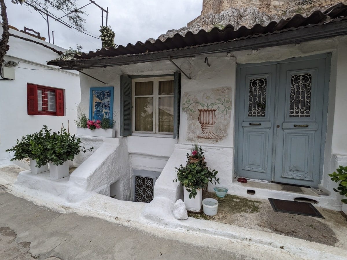 Maison blanche du quartier Anafiotika à Athènes dans notre article Visiter Athènes en Grèce : mes 15 incontournables à voir et à faire #Athènes #Grèce #VisiterAthènes #Europe #Voyage