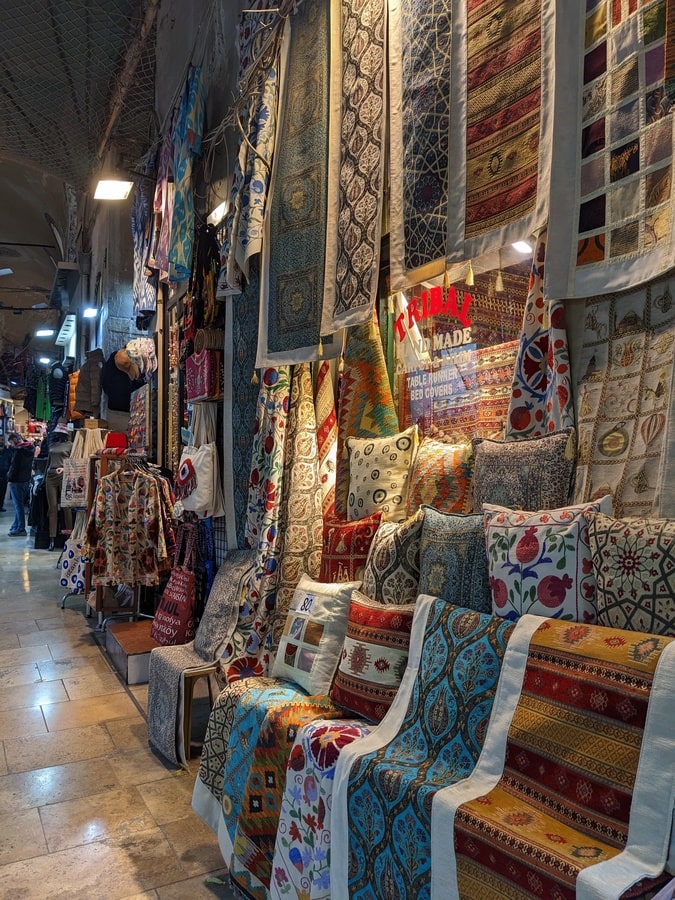 Grand Bazar d'Istanbul dans notre article Visiter Istanbul en Turquie : Que voir et que faire à Istanbul en 8 incontournables #Istanbul #Turquie #VisiterIstanbul #Voyage #IncontournablesIstanbul