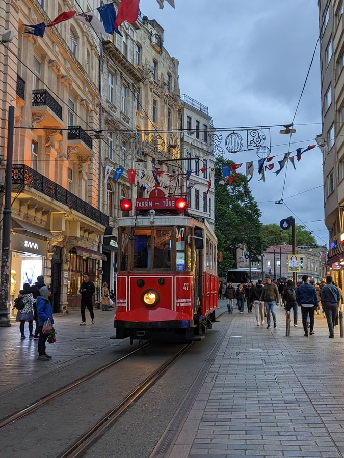 Tramway dans Taksim à Istanbul dans notre article Visiter Istanbul en Turquie : Que voir et que faire à Istanbul en 8 incontournables #Istanbul #Turquie #VisiterIstanbul #Voyage #IncontournablesIstanbul