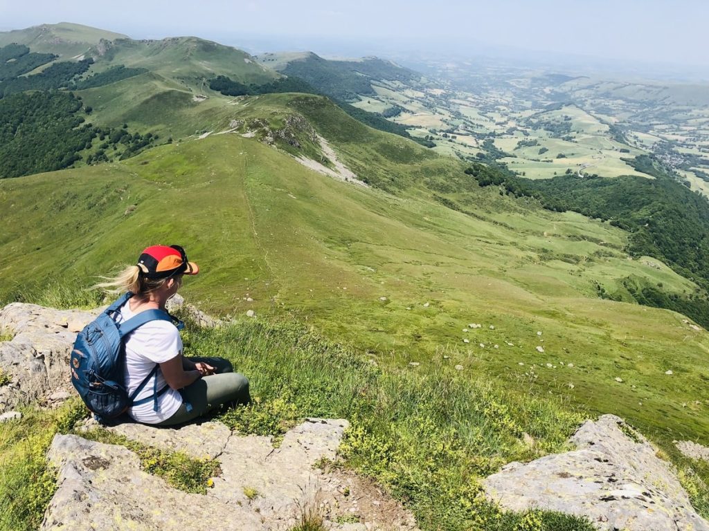 Panorama lors de la randonnée sur le Volcan du Cantal dans notre article Volcan du Cantal : 4 jours de randonnée sur un volcan d’Auvergne en France #Cantal #Auvergne #Volcan #France #Randonnée