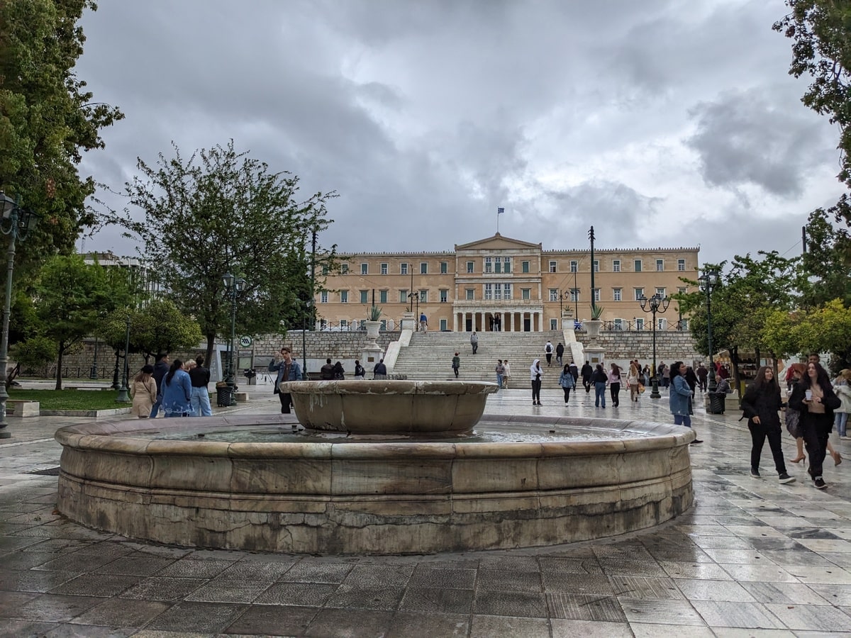 Place Syntagma Athènes dans notre article Visiter Athènes en Grèce : mes 15 incontournables à voir et à faire #Athènes #Grèce #VisiterAthènes #Europe #Voyage