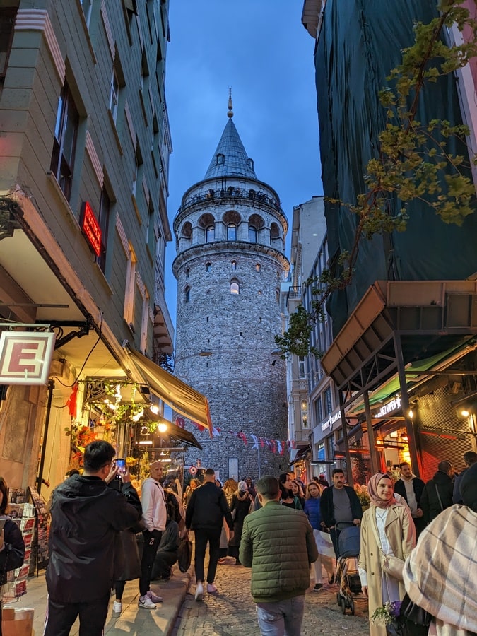 Quartier et tour de Galata à Istanbul dans notre article Visiter Istanbul en Turquie : Que voir et que faire à Istanbul en 8 incontournables #Istanbul #Turquie #VisiterIstanbul #Voyage #IncontournablesIstanbul