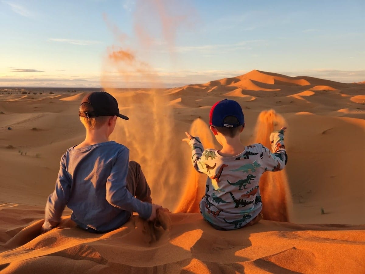 Aventure dans le désert du Sahara en famille dans notre article Tour du monde en famille : conseils pour préparer un voyage en famille autour du monde #TourDuMonde #Voyage #Famille #PréparationTourDuMonde 