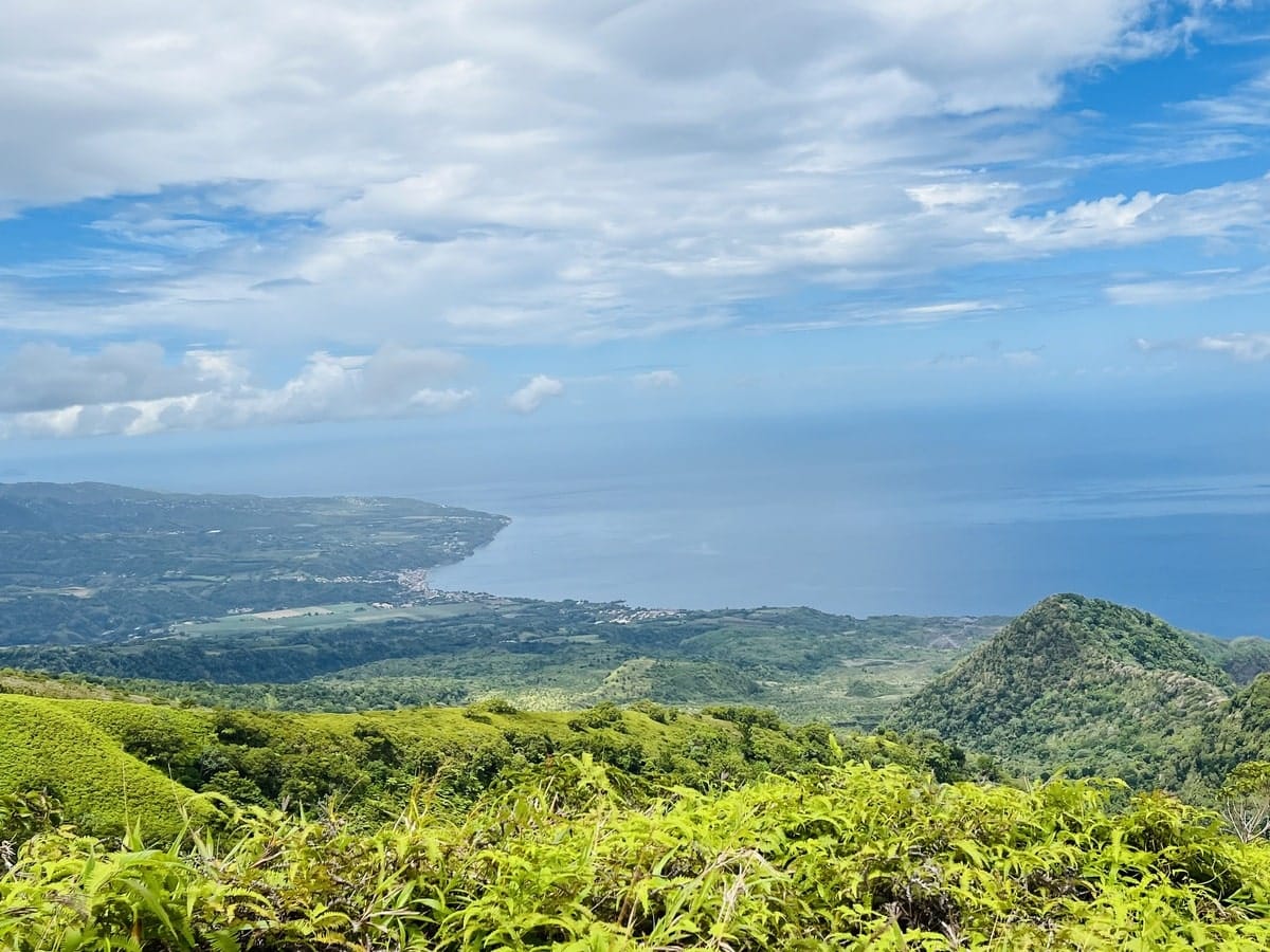 Panorama sur la Mer des Caraïbes depuis le volcan Pelée dans notre article Ascension de la Montagne Pelée en Martinique #MontagnePelée #MontPelée #VolcanPelée #Martinique #Antilles #RandonnéePelée