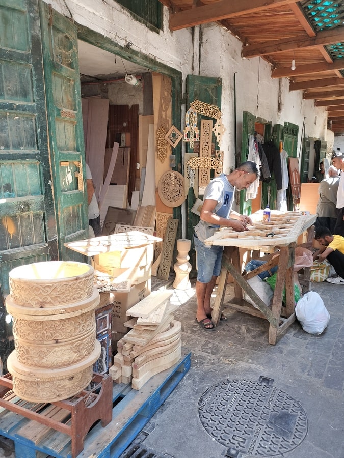 Artisan de menuiserie dans le Souk de Meknès dans notre article Visiter le Nord du Maroc en 11 incontournables : mon circuit dans le nord marocain #NordDuMaroc #Maroc #AfriqueDuNord #Afrique #Maghreb