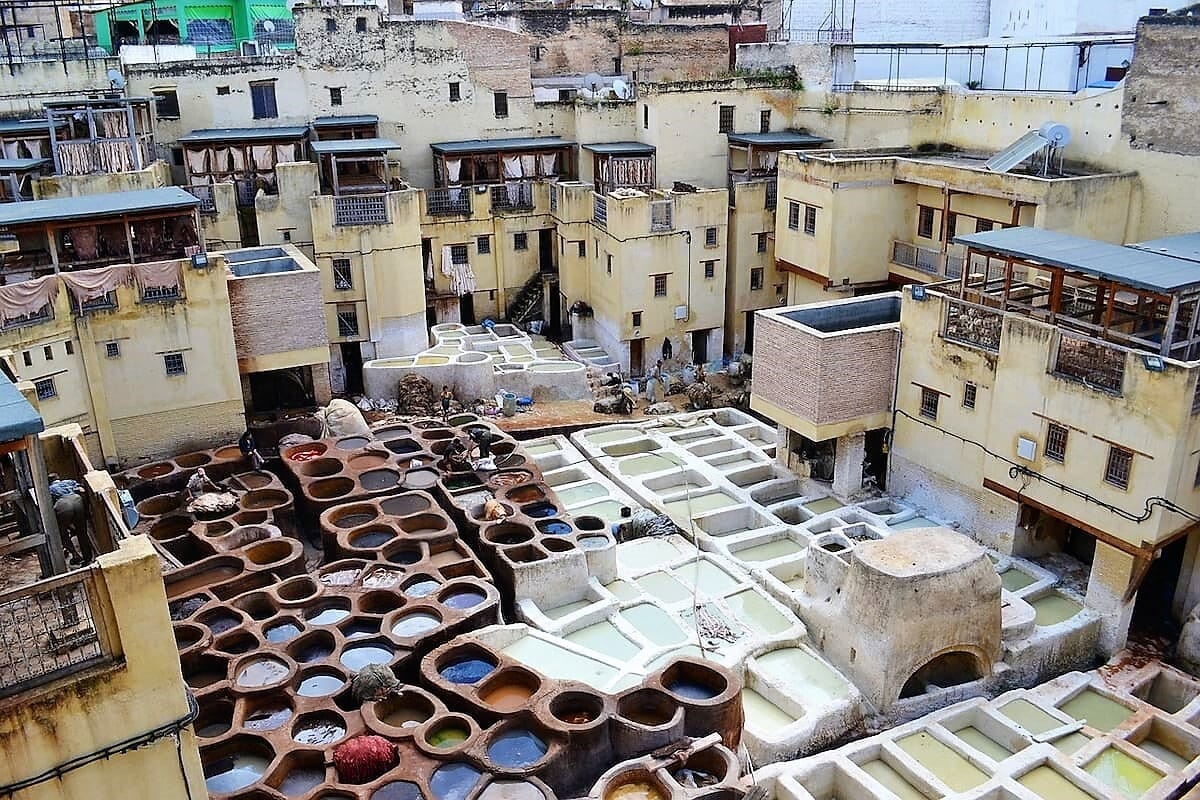 Tannerie traditionnelle de Fès au Maroc dans notre article Visiter le Nord du Maroc en 11 incontournables : mon circuit dans le nord marocain #NordDuMaroc #Maroc #AfriqueDuNord #Afrique #Maghreb