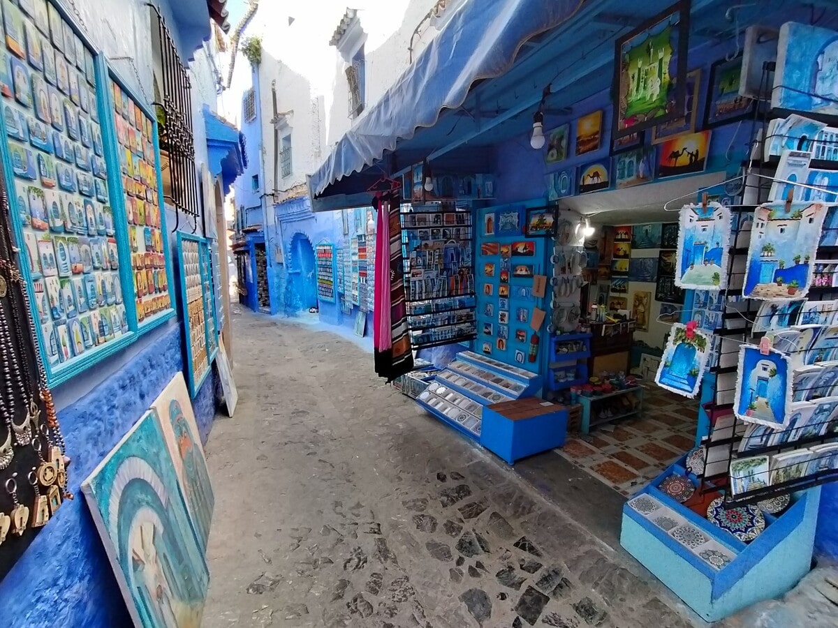 Boutique d'artisanat à Chefchaouen dans notre article Visiter le Nord du Maroc en 11 incontournables : mon circuit dans le nord marocain #NordDuMaroc #Maroc #AfriqueDuNord #Afrique #Maghreb