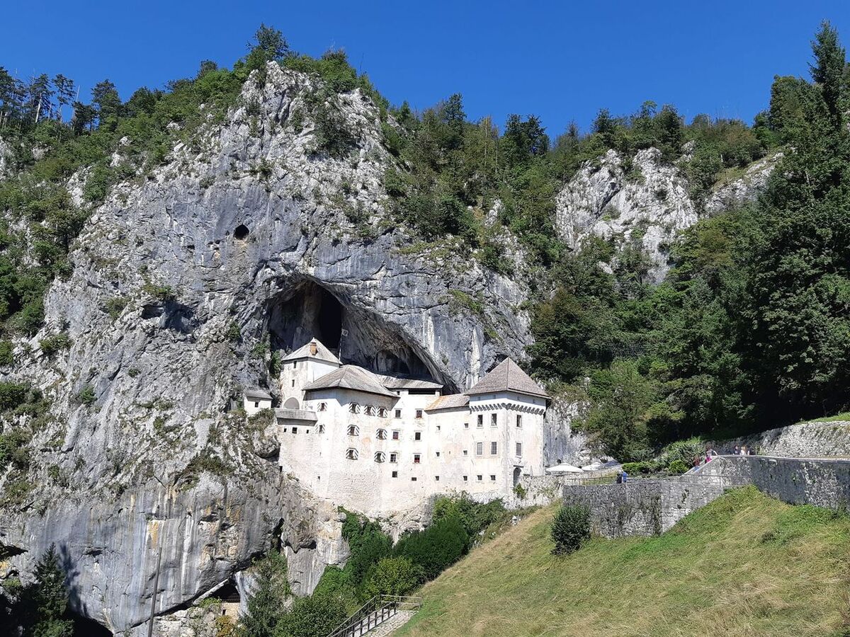 Château de Predjama en Slovénie dans notre article Visiter la Slovénie : que faire et que voir en 10 incontournables #Slovénie #IncontournablesSlovénie #Europe #EuropeCentrale #Voyage 