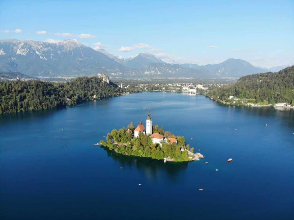 Lac Bled Slovénie Panorama dans notre article Visiter la Slovénie : que faire et que voir en 10 incontournables #Slovénie #IncontournablesSlovénie #Europe #EuropeCentrale #Voyage
