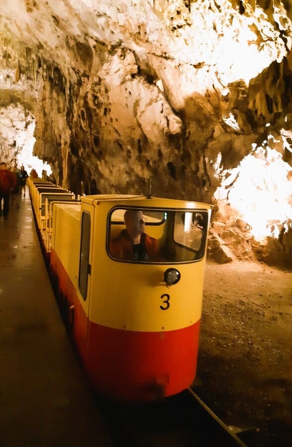 Train dans la Grotte de Postojna dans notre article Visiter la Slovénie : que faire et que voir en 10 incontournables #Slovénie #IncontournablesSlovénie #Europe #EuropeCentrale #Voyage 