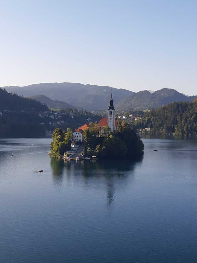 Église Assomption au coeur du Lac Bled dans notre article Visiter la Slovénie : que faire et que voir en 10 incontournables #Slovénie #IncontournablesSlovénie #Europe #EuropeCentrale #Voyage 