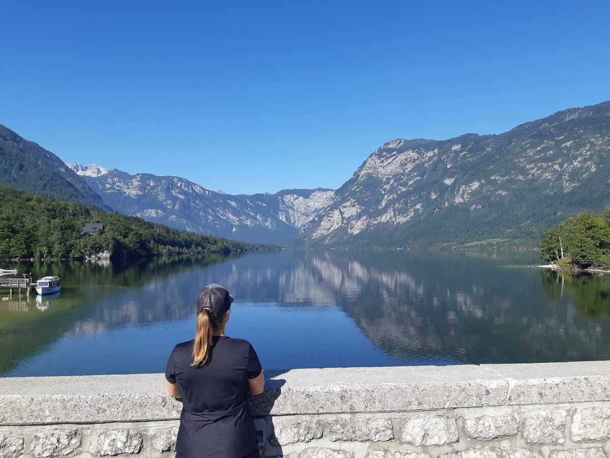 Lac Bohinj en Slovénie dans notre article Visiter la Slovénie : que faire et que voir en 10 incontournables #Slovénie #IncontournablesSlovénie #Europe #EuropeCentrale #Voyage 