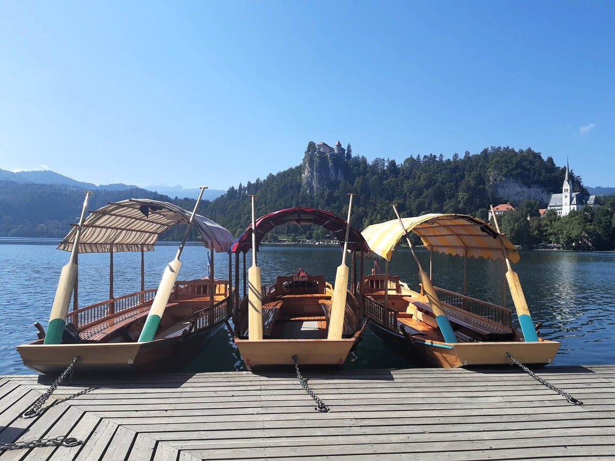 Bateau Pletna sur le lac Bled en Slovénie dans notre article Visiter la Slovénie : que faire et que voir en 10 incontournables #Slovénie #IncontournablesSlovénie #Europe #EuropeCentrale #Voyage 