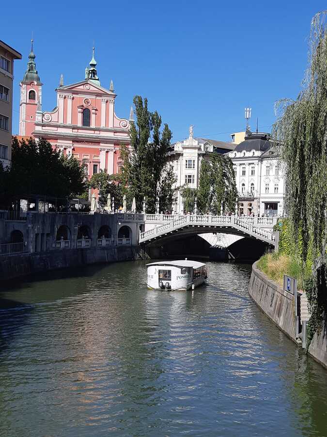 Le Pont Tromostovje à Ljubljana dans notre article Visiter la Slovénie : que faire et que voir en 10 incontournables #Slovénie #IncontournablesSlovénie #Europe #EuropeCentrale #Voyage 