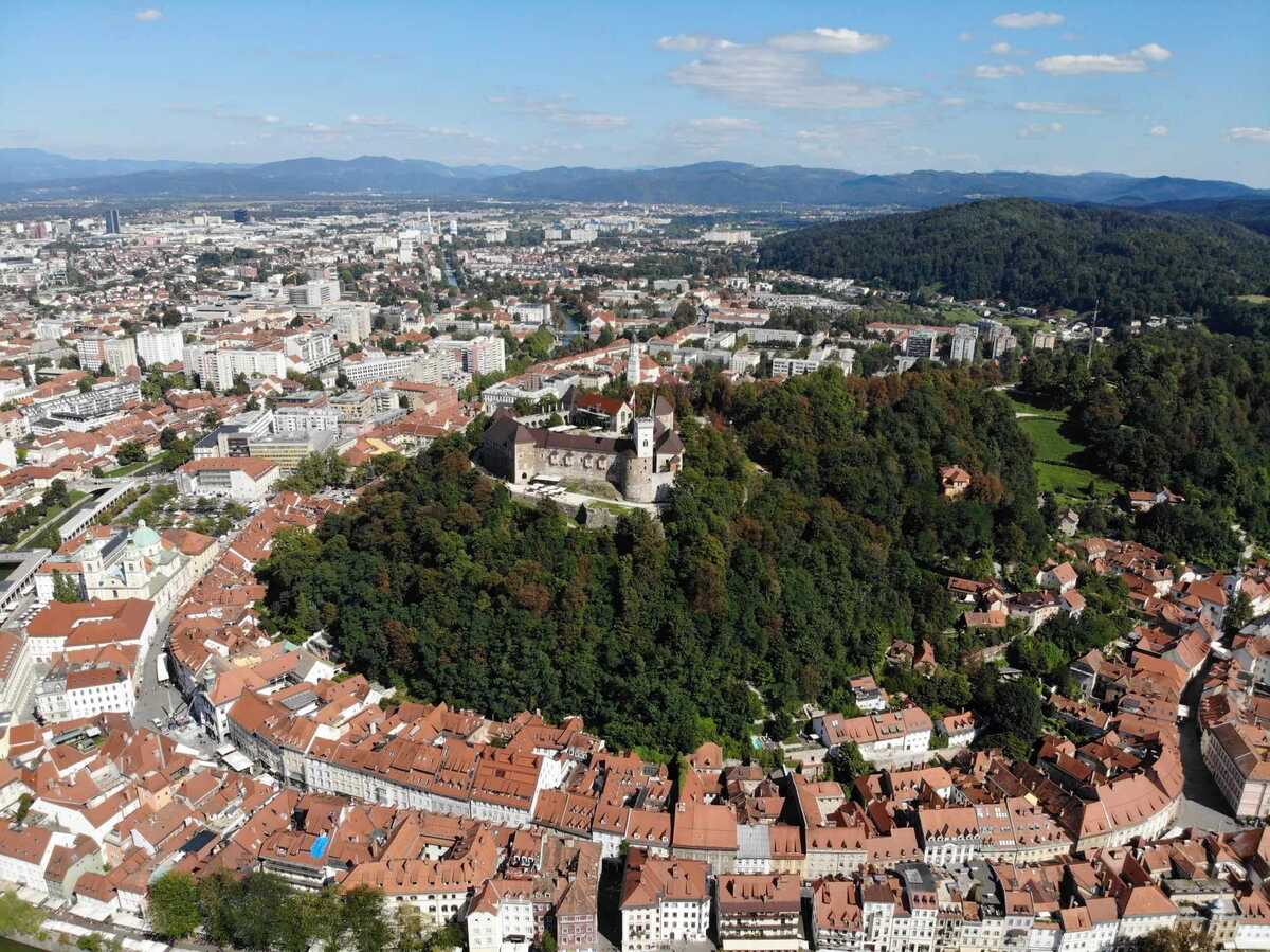 Colline du Château à Ljubljana dans notre article Visiter la Slovénie : que faire et que voir en 10 incontournables #Slovénie #IncontournablesSlovénie #Europe #EuropeCentrale #Voyage 