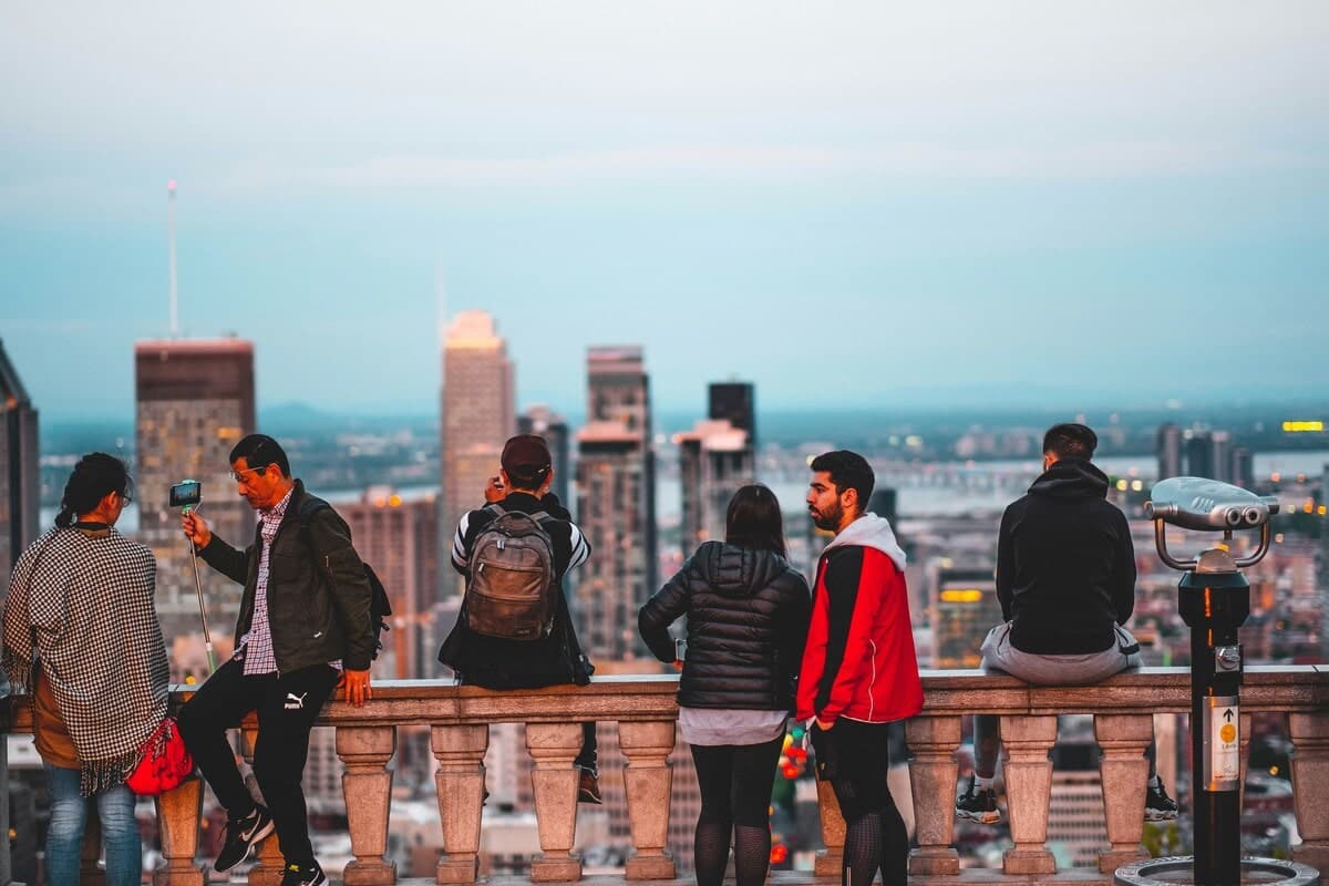 Des gens qui regardent la ville de Montréal du haut du belvédère du Mont-Royal dans notre article Montréal en un weekend : le guide parfait pour découvrir la ville en 48 heures #montreal #canada #quebec