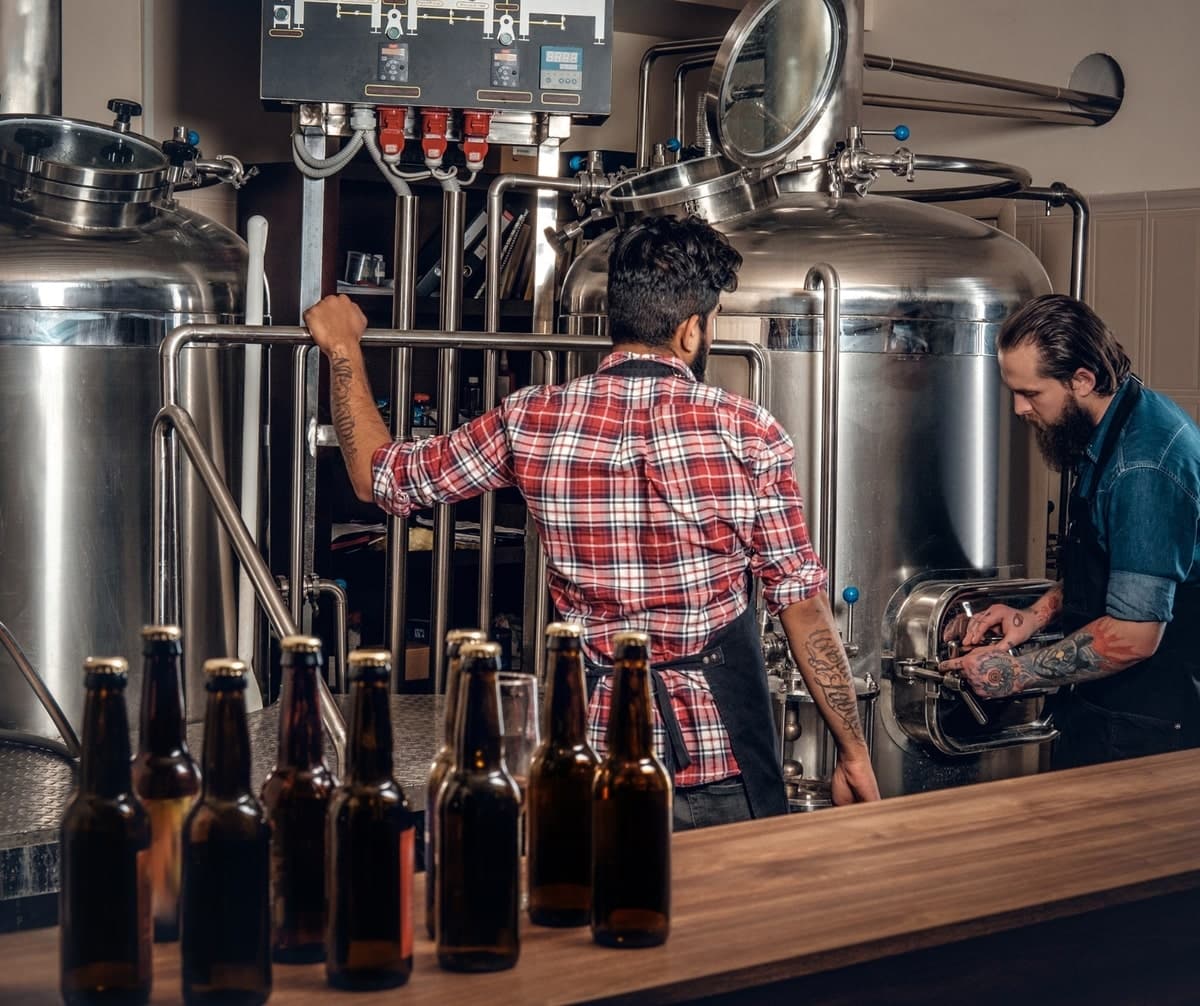 Fabrication de la bière artisanale dans un microbrasserie dans notre article Montréal en un weekend : le guide parfait pour découvrir la ville en 48 heures #montreal #canada #quebec