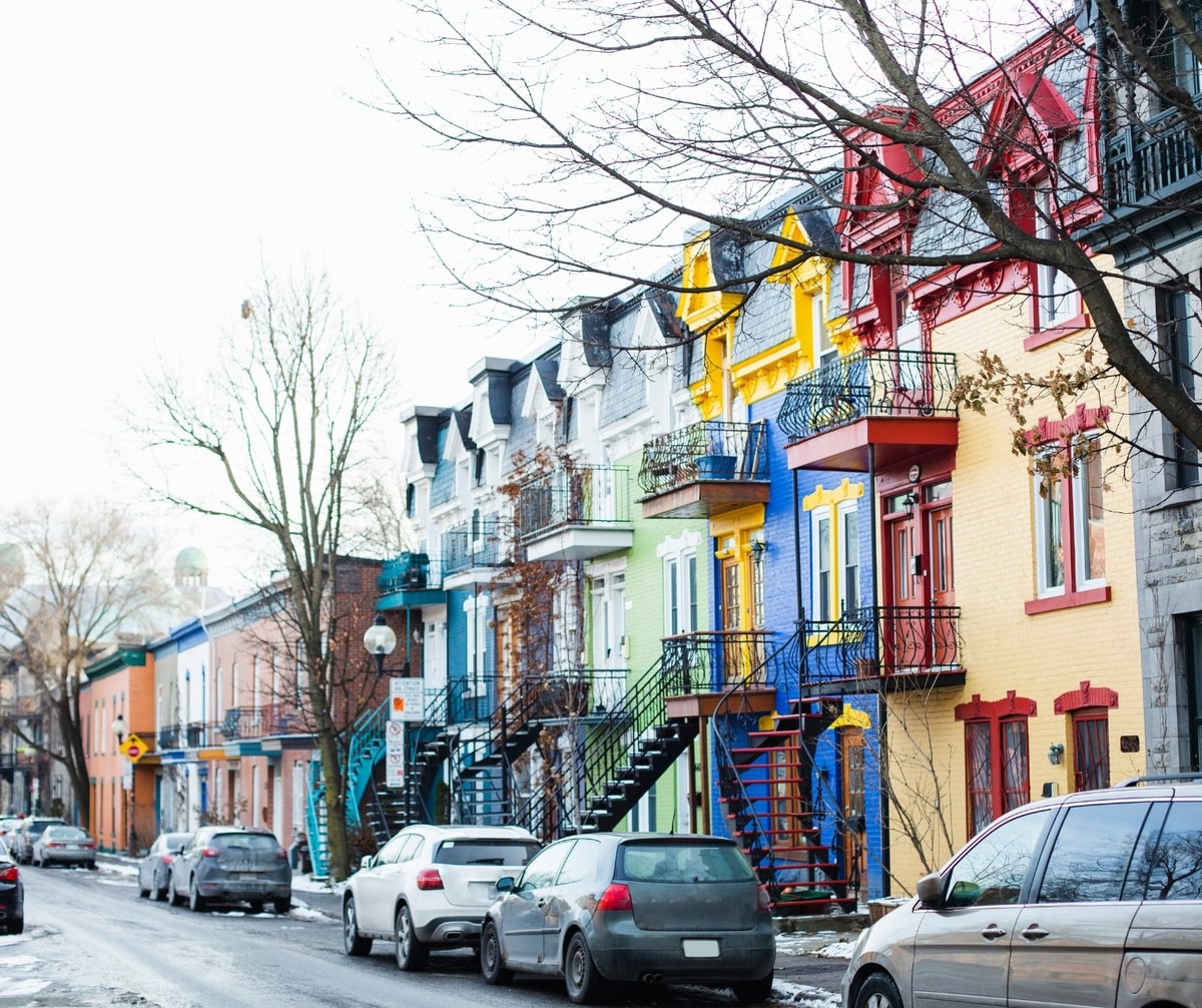 Maisons colorées du quartier Plateau Mont-Royal dans notre article Montréal en un weekend : le guide parfait pour découvrir la ville en 48 heures #montreal #canada #quebec