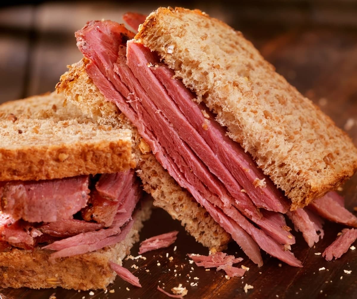 Sandwich au Smoked Meat dans notre article Montréal en un weekend : le guide parfait pour découvrir la ville en 48 heures #montreal #canada #quebec