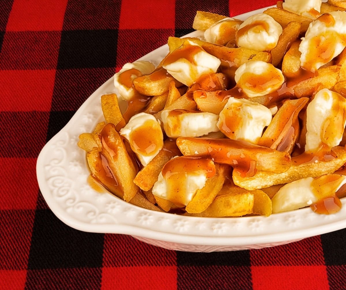 Délicieuse poutine traditionnelle dans notre article Montréal en un weekend : le guide parfait pour découvrir la ville en 48 heures #montreal #canada #quebec