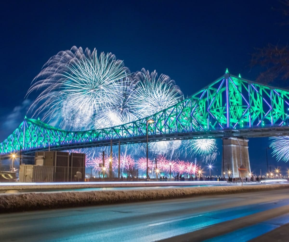 Feux d'artifices derrière le Pont Jacques-Cartier dans notre article Montréal en un weekend : le guide parfait pour découvrir la ville en 48 heures #montreal #canada #quebec