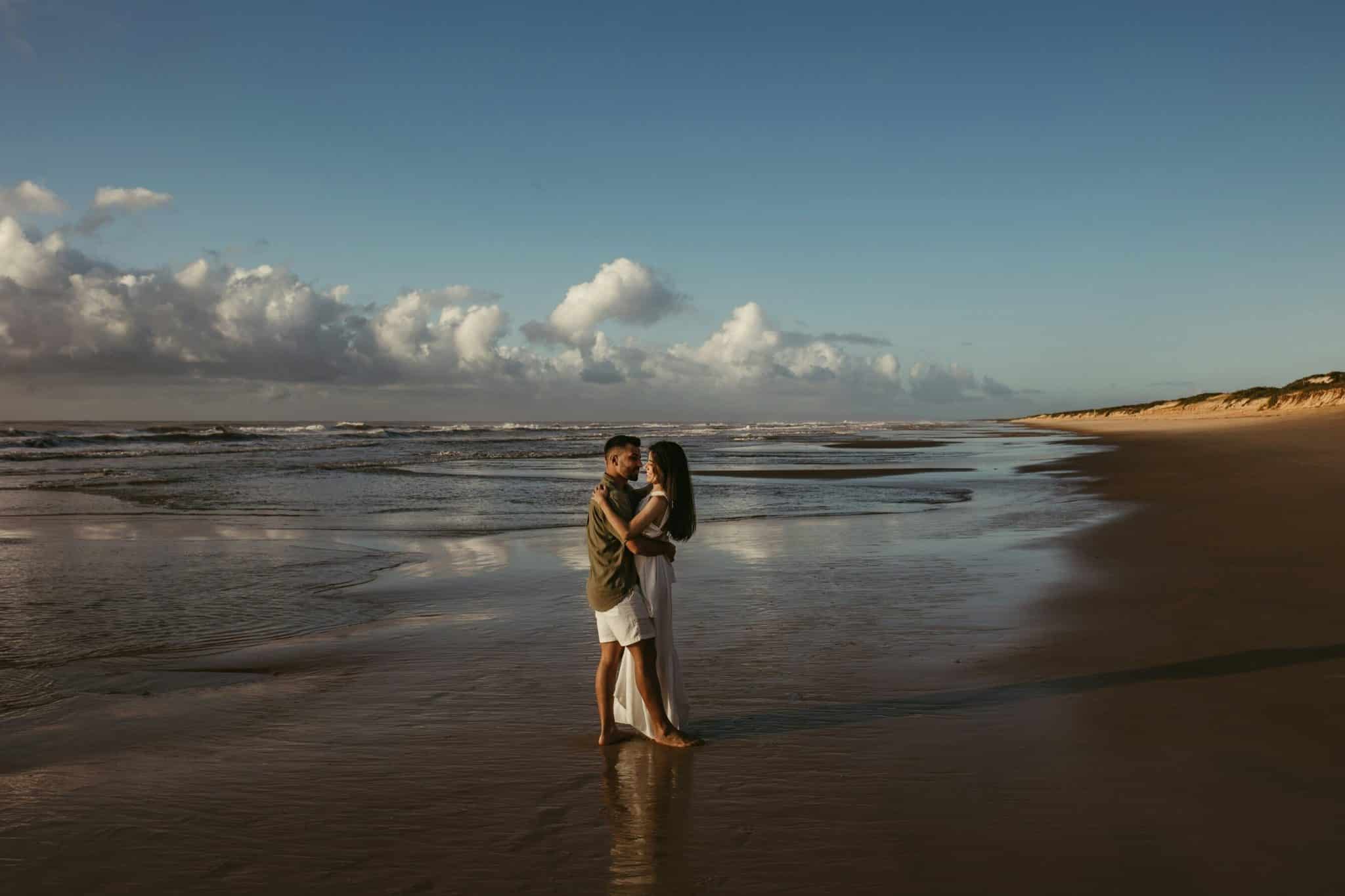 Couple très amoureux qui se regardent sur la place dans notre article Où voyager en amoureux : 5 destinations pour des vacances en amoureux réussies #quebec #europe #sardaigne #grenade #charlevoix #cantonsdelest