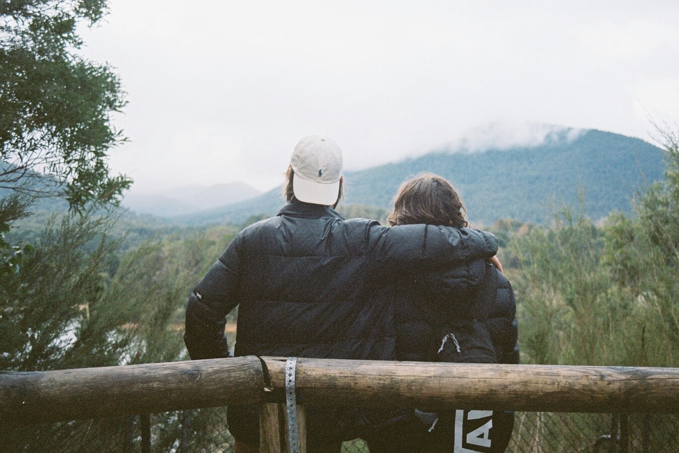 2 amoureux qui regardent au loin la montagne dans notre article Où voyager en amoureux : 5 destinations pour des vacances en amoureux réussies #quebec #europe #sardaigne #grenade #charlevoix #cantonsdelest