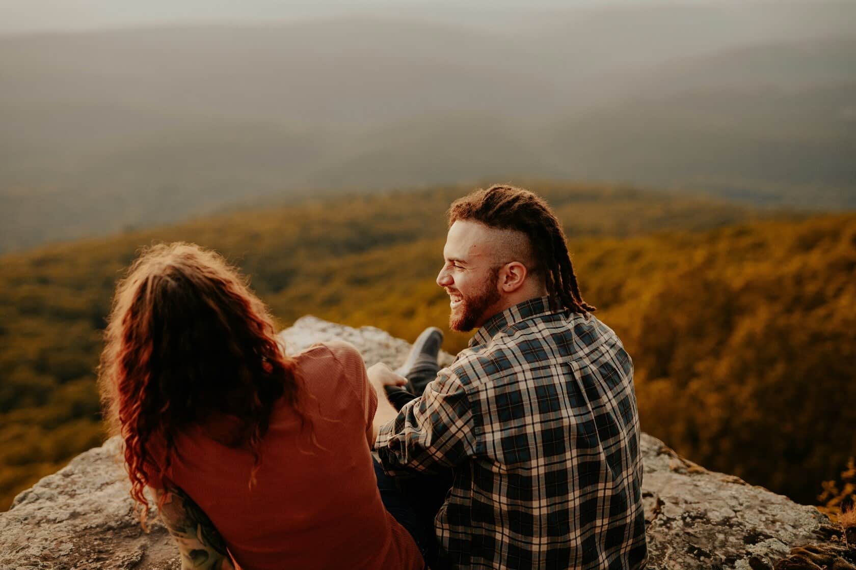 Couple au sommet d'une montagne qui ont du plaisir ensemble dans notre article Où voyager en amoureux : 5 destinations pour des vacances en amoureux réussies #quebec #europe #sardaigne #grenade #charlevoix #cantonsdelest