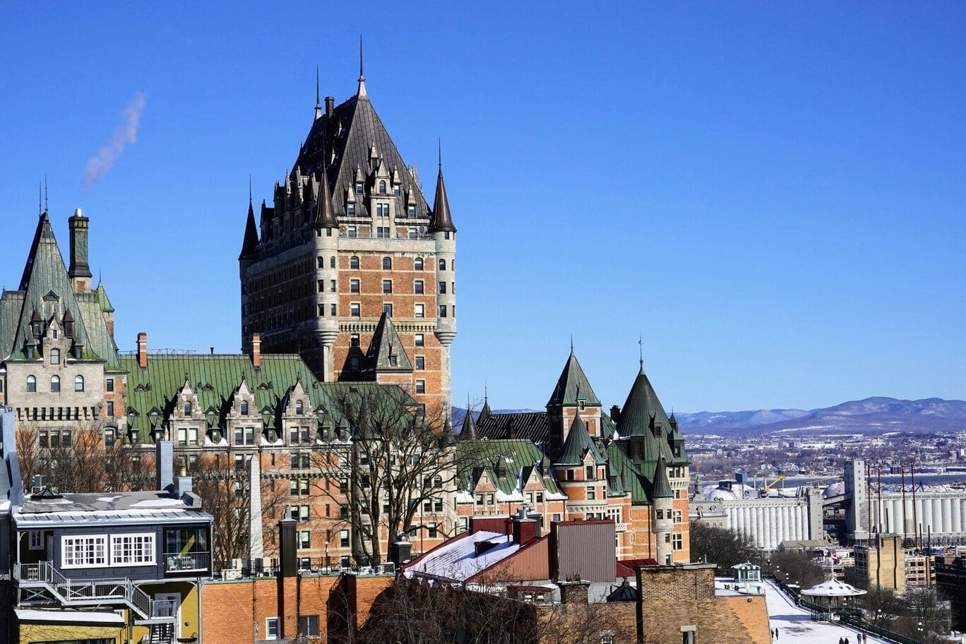 Château Frontenac dans la ville de Québec dans notre article Où voyager en amoureux : 5 destinations pour des vacances en amoureux réussies #quebec #europe #sardaigne #grenade #charlevoix #cantonsdelest