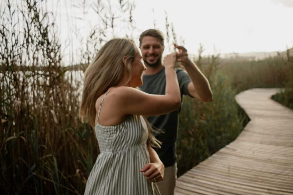 couple qui danse et rit ensemble dans notre article Où voyager en amoureux : 5 destinations pour des vacances en amoureux réussies #quebec #europe #sardaigne #grenade #charlevoix #cantonsdelest