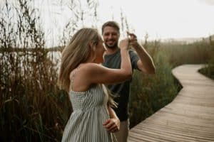 couple qui danse et rit ensemble dans notre article Où voyager en amoureux : 5 destinations pour des vacances en amoureux réussies #quebec #europe #sardaigne #grenade #charlevoix #cantonsdelest
