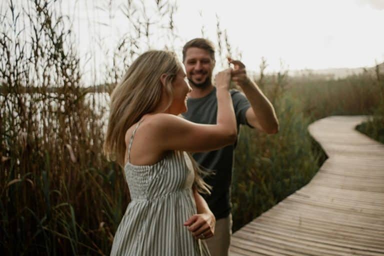 couple qui danse et rit ensemble dans notre article Où voyager en amoureux : 5 destinations pour des vacances en amoureux réussies #quebec #europe #sardaigne #grenade #charlevoix #cantonsdelest