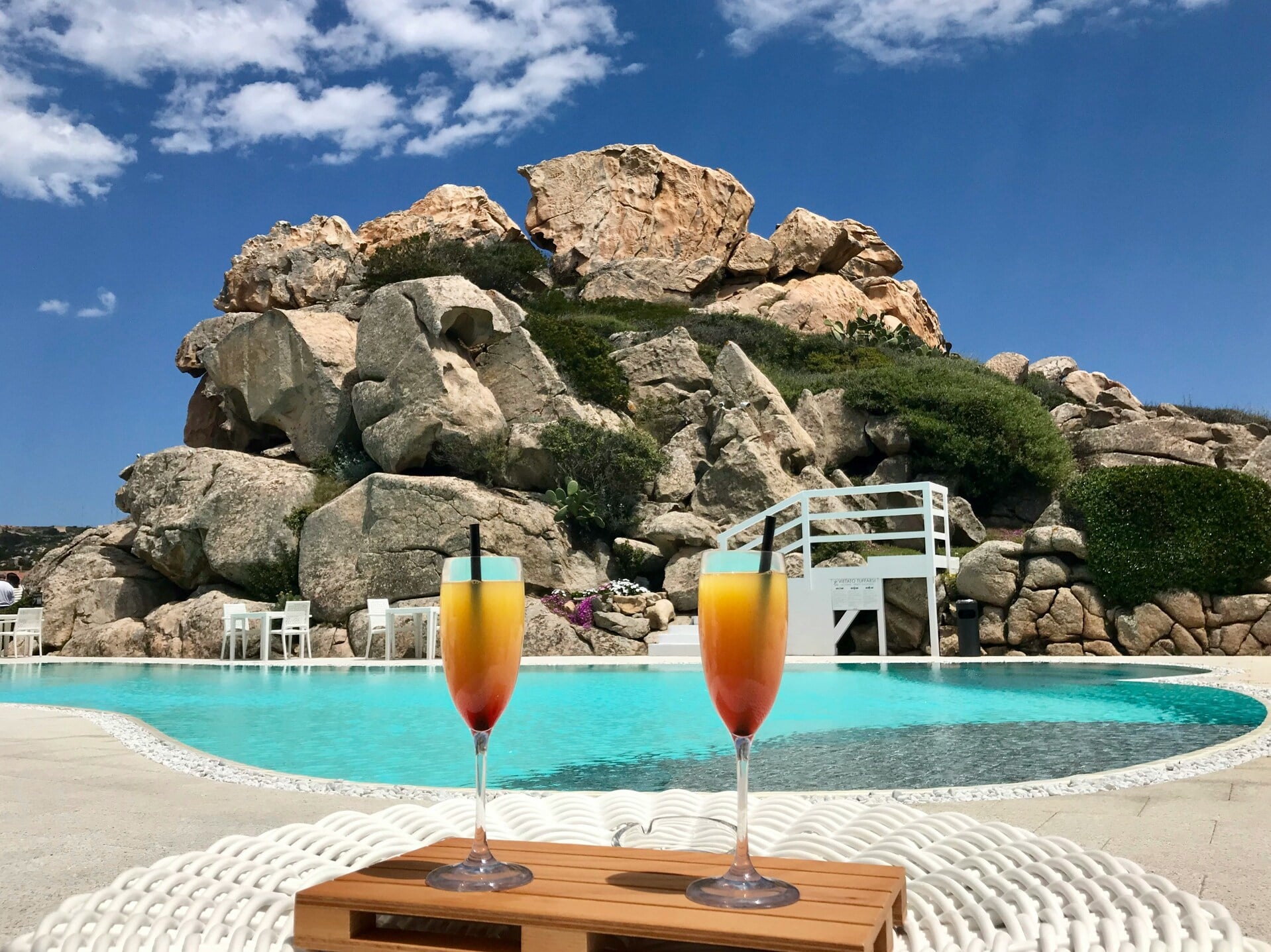 cocktails près de la piscine dans notre article Où voyager en amoureux : 5 destinations pour des vacances en amoureux réussies #quebec #europe #sardaigne #grenade #charlevoix #cantonsdelest