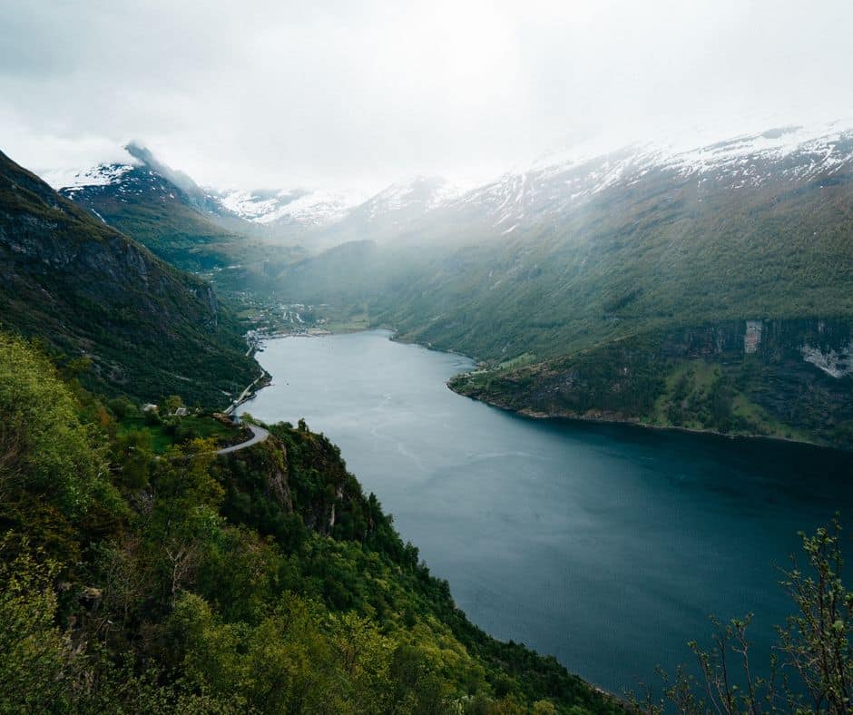 Fjord de l'Islande et montagnes enneigées dans notre article 5 jours en Islande : Road trip en dehors des itinéraires classiques #islande #roadtrip #europe