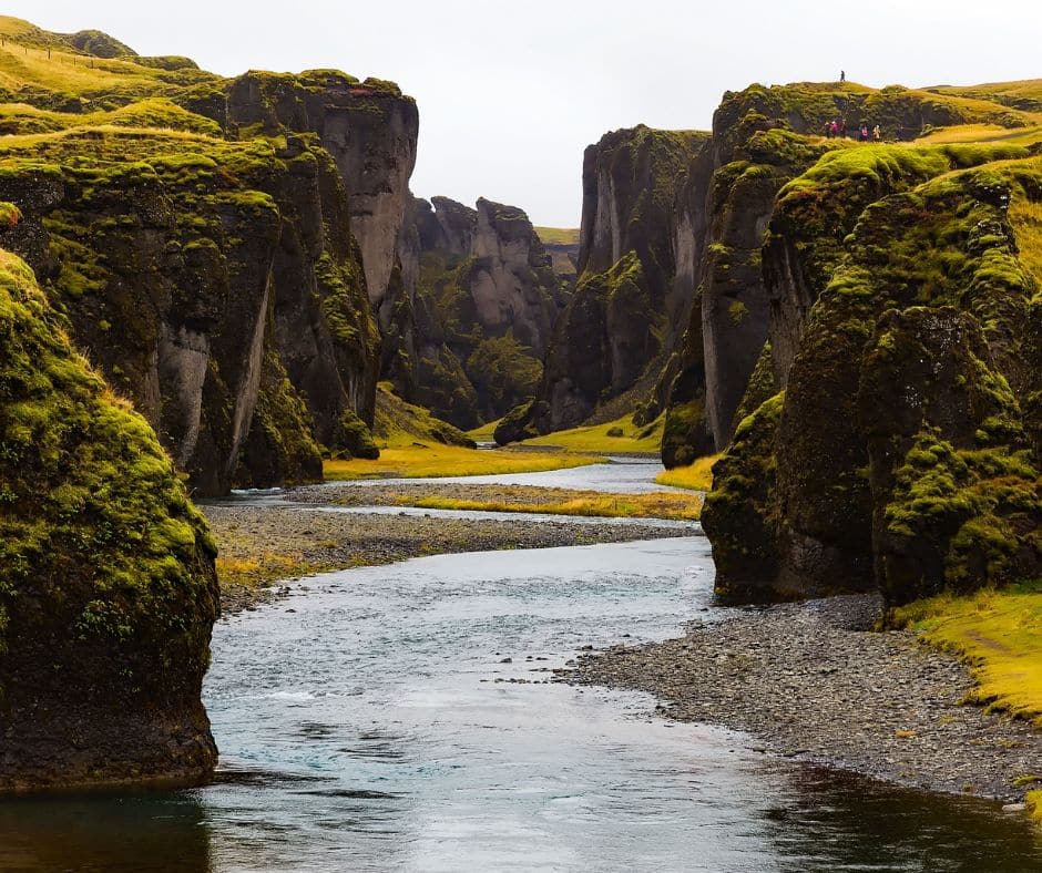 Falaises de roche et ruisseau qui serpente le paysage dans notre article 5 jours en Islande : Road trip en dehors des itinéraires classiques #islande #roadtrip #europe